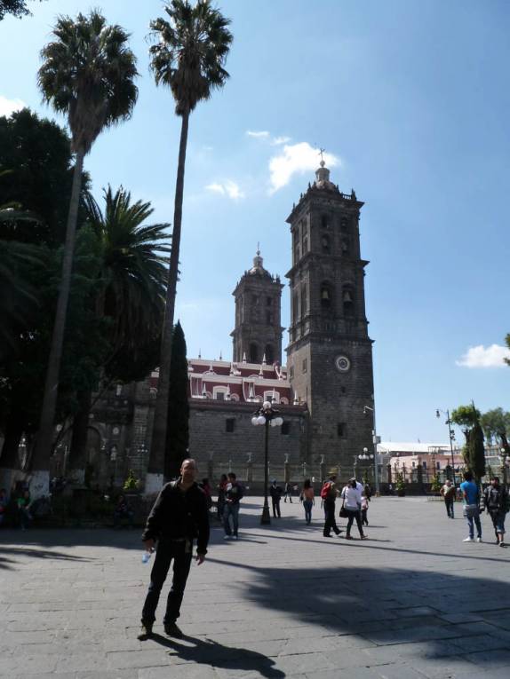 Caminhando pela praça central de Puebla, no México